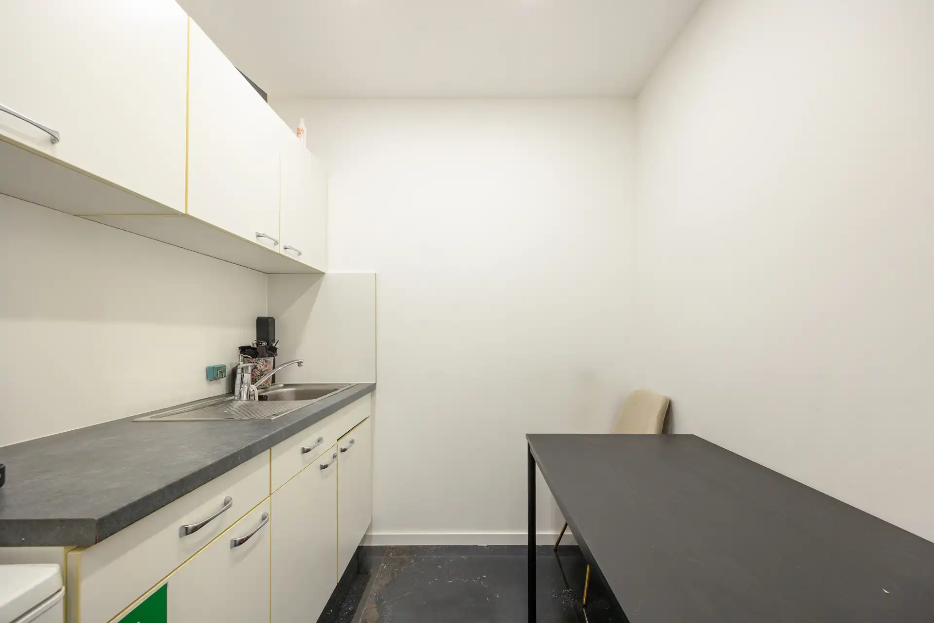 Volledig gerenoveerd beautysalon/kapsalon met 2 parkings foto 8