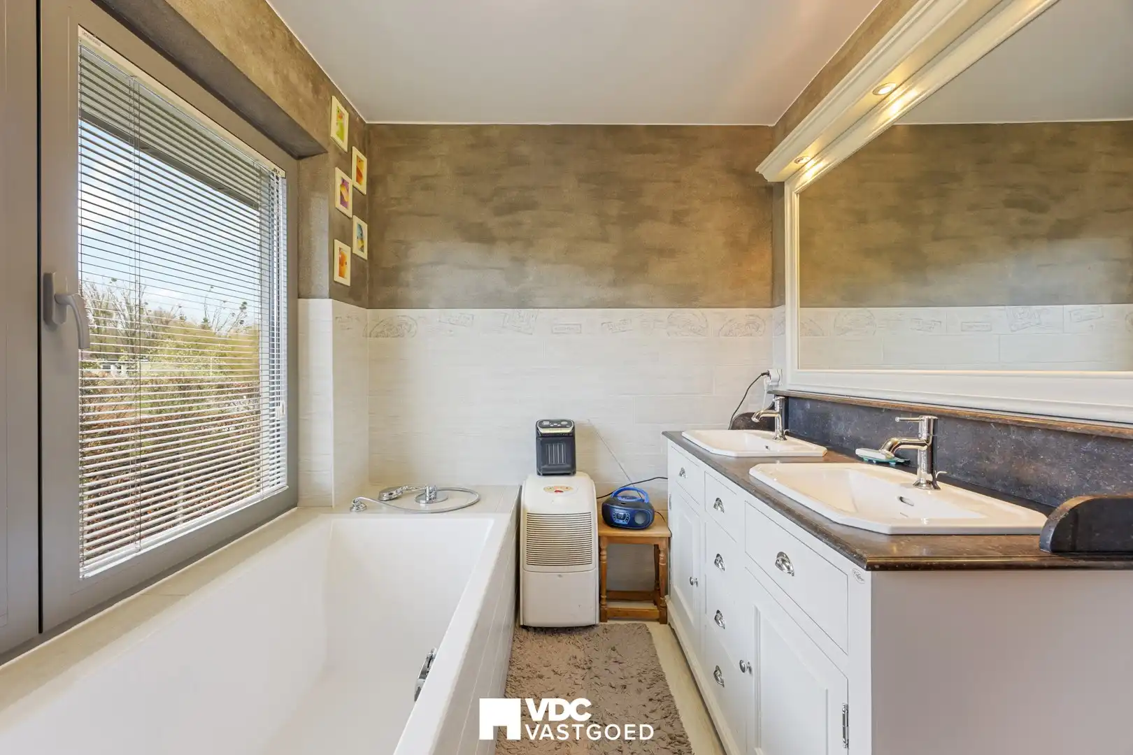 Ruime villa met praktijkruimte of extra woonruimte, zicht op bloesemweide en perceel van 1.745 m² foto 21