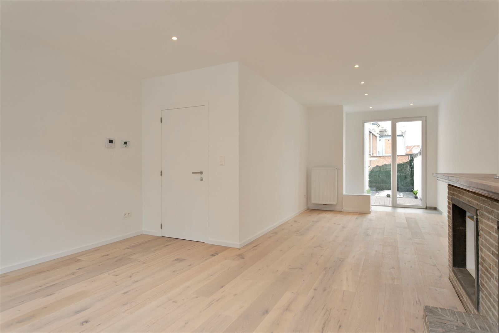  RUIM - KARAKTERVOL TRIPLEX appartement met 4 SLPK | vlakbij Berchem station. foto 4