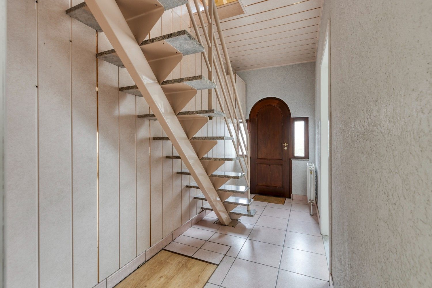 Halfopen gezinswoning met drie slaapkamers (mogelijkheid tot 4), grote tuin en zonnepanelen! foto 4