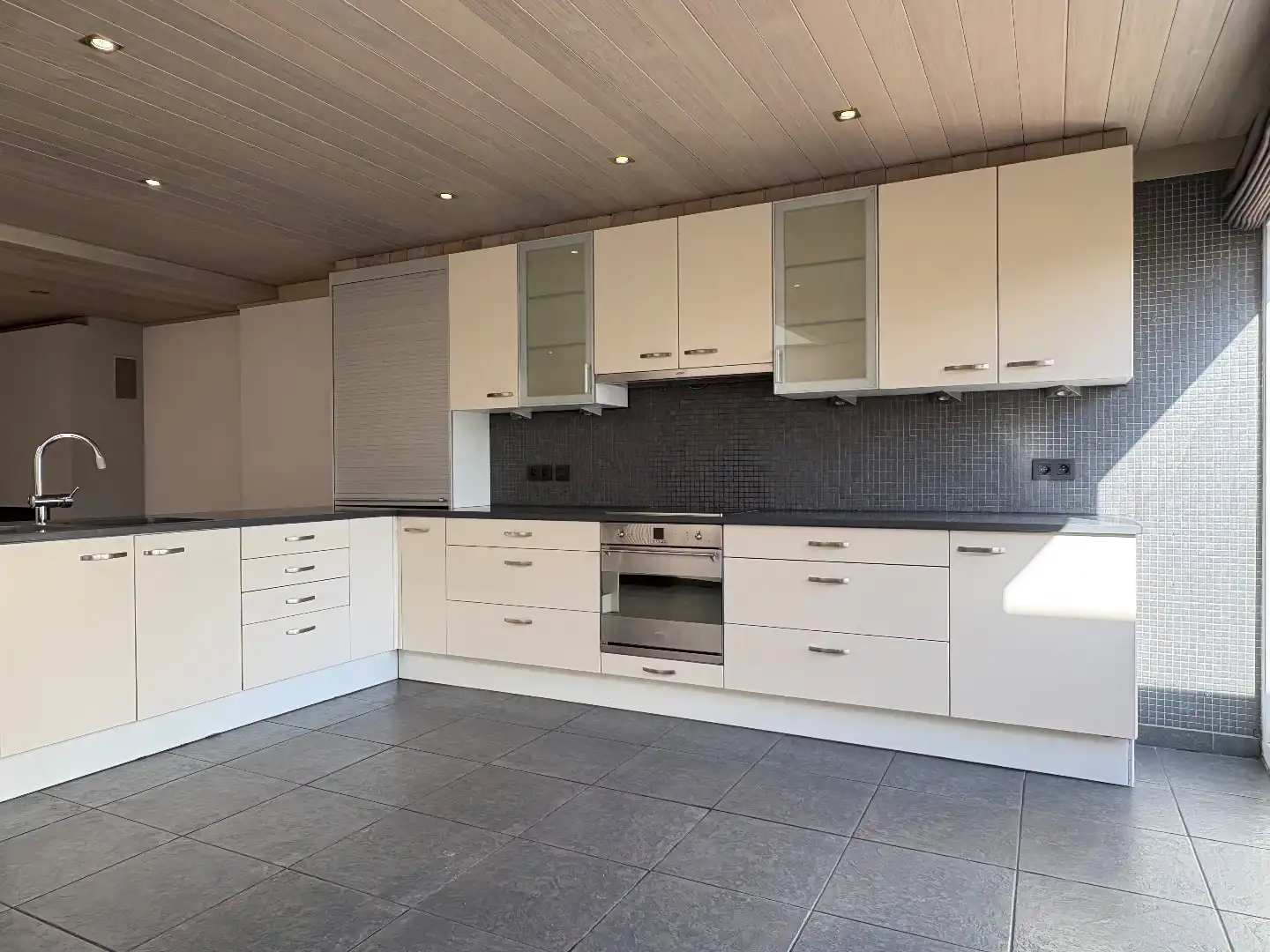 Instapklare woning te koop met uitweg en ruime garage achteraan en 3 slaapkamers met mogelijkheid tot het maken van een 4de slaapkamer.  foto 4