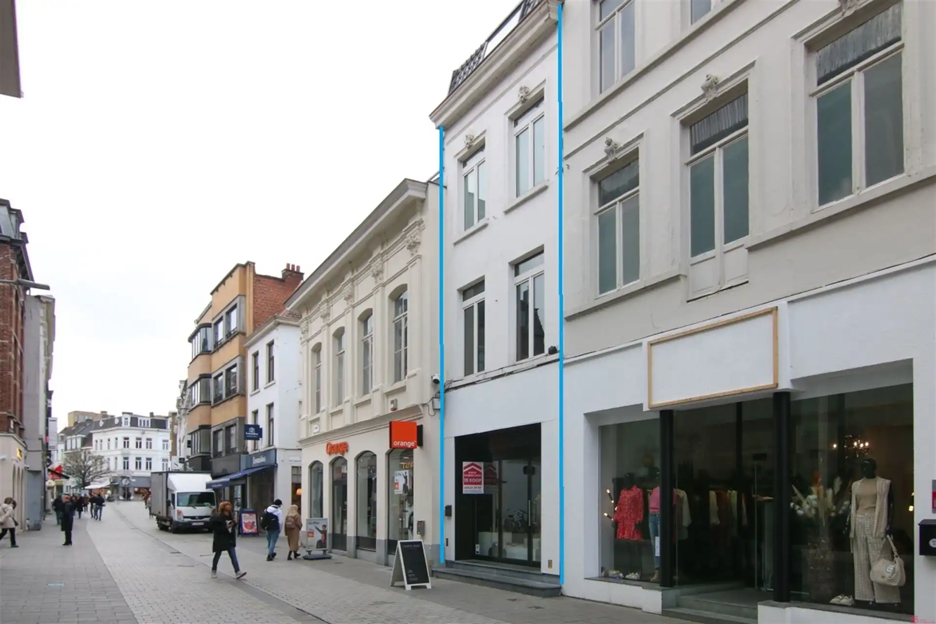 handelspand met bijzonder karakter in winkelwandelstraat foto {{pictureIndex}}