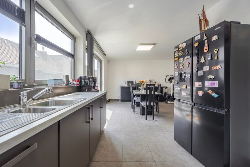 Stijlvolle en energiezuinige woning met garage in het bruisende centrum van Roeselare foto 4