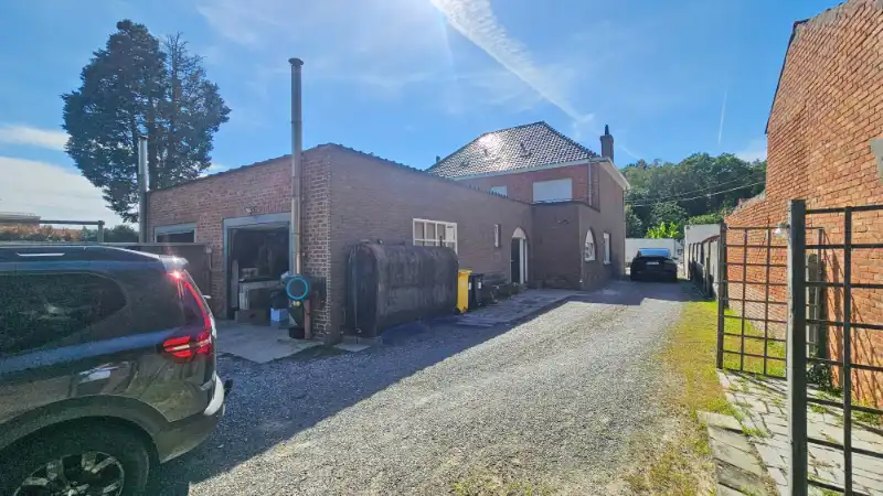 Woning van 197m² op een perceel van 8 are foto 3