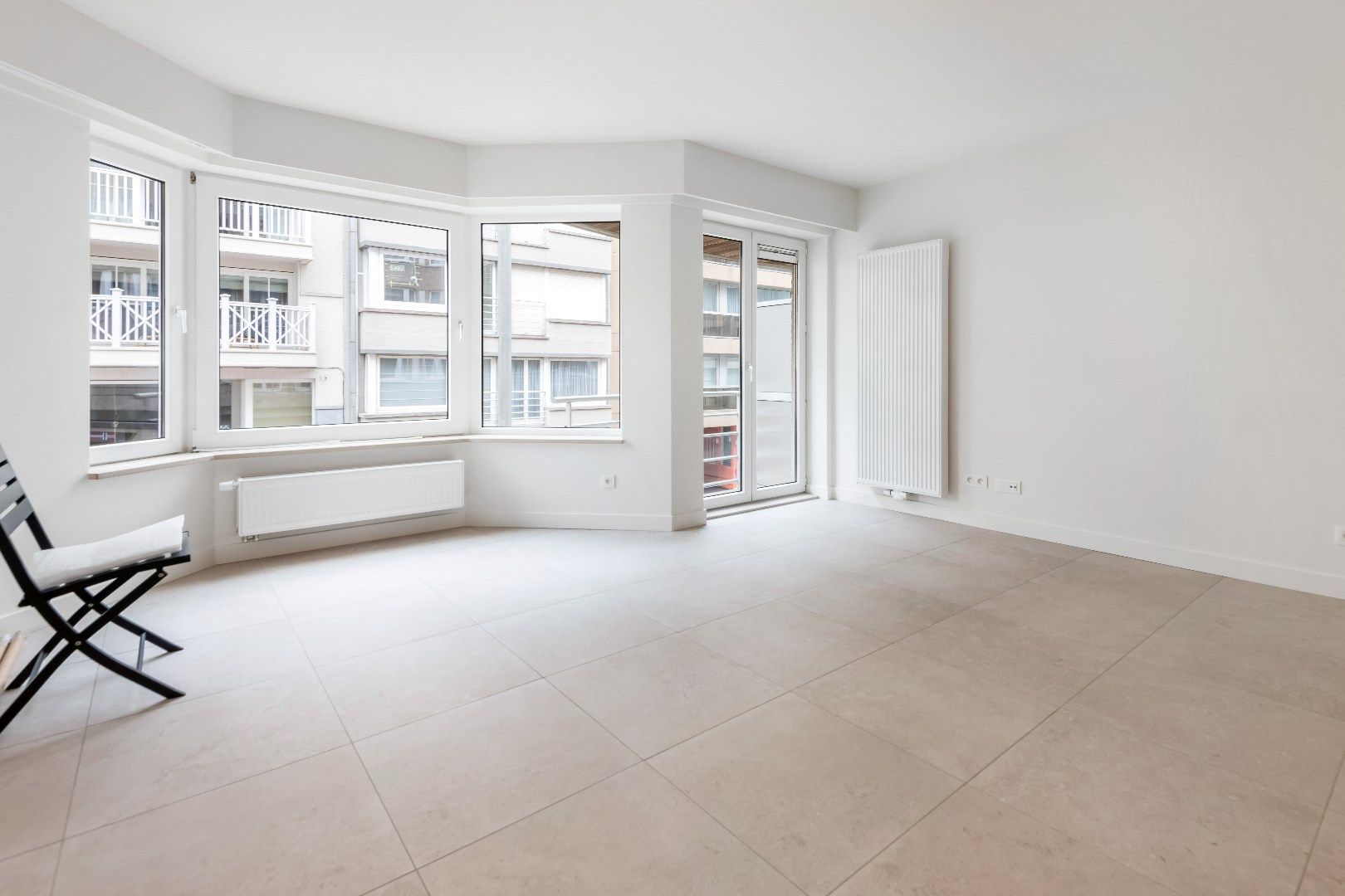 Prachtig gerenoveerd appartement met 2 slpk. gelegen in een rustige zijstraat van de Zeedijk ter hoogte van het Driehoeksplein. Garage mogelijk. foto {{pictureIndex}}