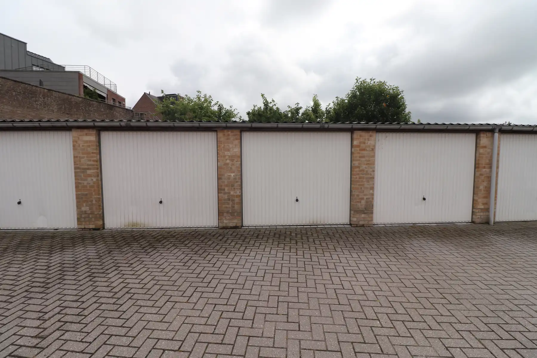 Een appartement op de benedenverdieping met tuin en garage. foto 13