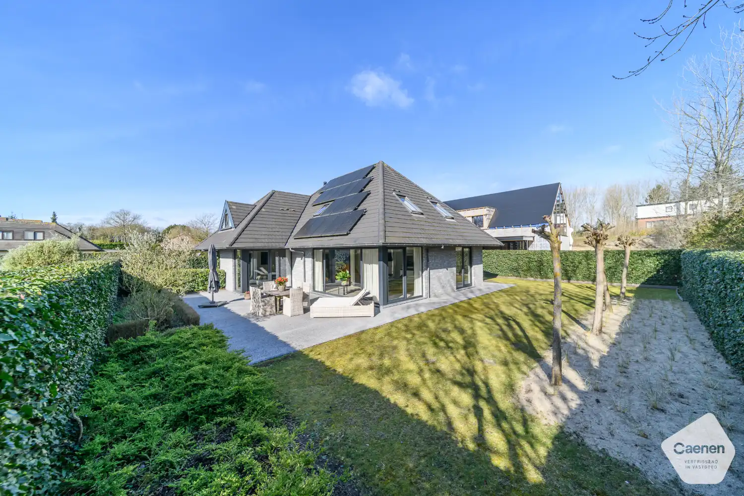 Moderne, energiezuinige villa met hoogwaardige afwerking op een mooi perceel in Sint-Idesbald foto {{pictureIndex}}