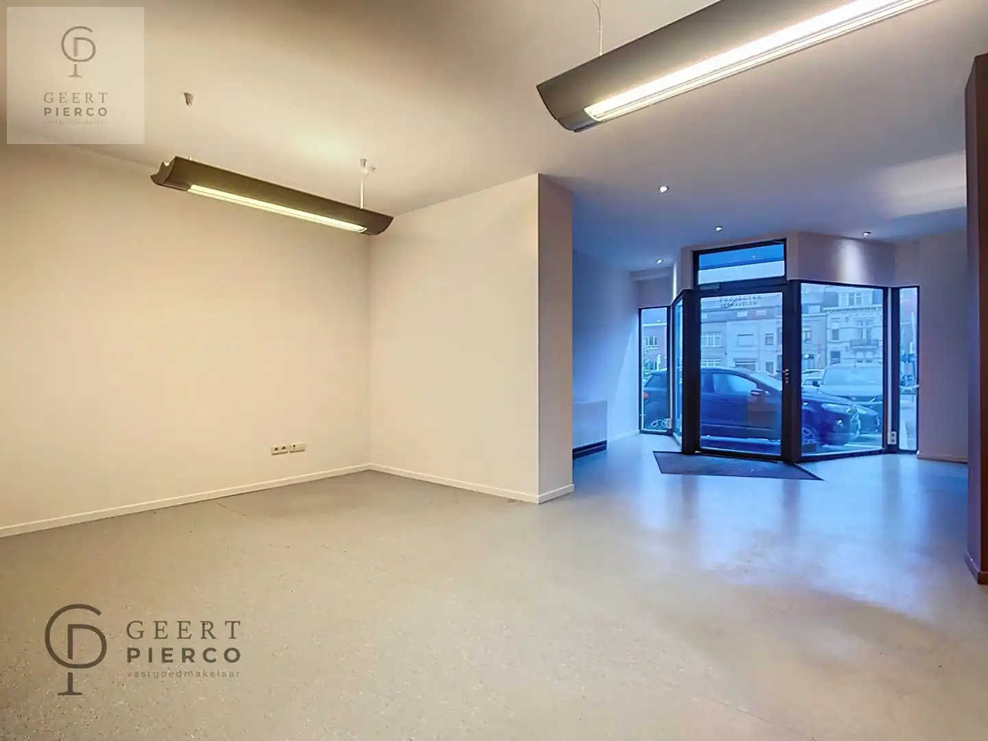 Handelruimte te midden van het commerciële stadscentrum. foto 4