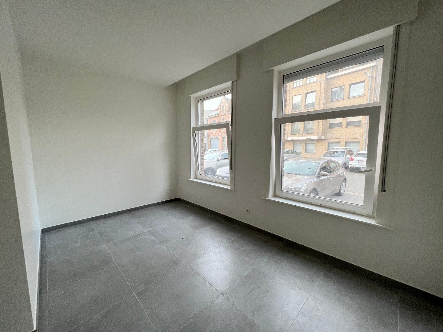 GELIJKVLOERS APPARTEMENT MET 1 SLAAPKAMER EN TERRAS IN IEPER foto 11