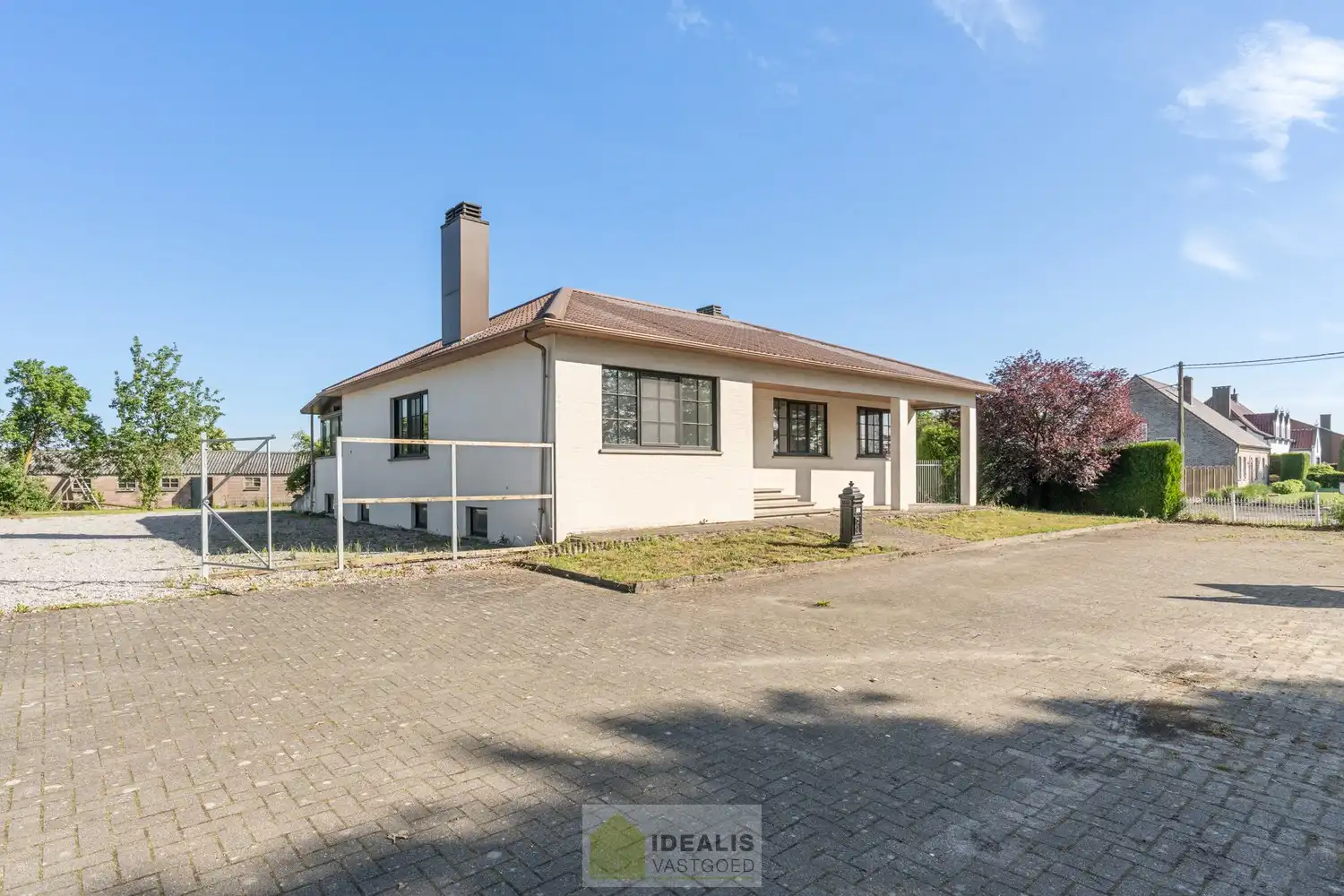 KNAPPE GROTENDEELS GERENOVEERDE EENGEZINSWONING MET EEN HEERLIJK LICHTRIJKE WOONKAMER MET OPEN KEUKEN, AANSLUITEND VERANDA MET ZICHT OP DE ZEER RUIME TUIN (+-2700M²!), 3 SLAAPKAMERS, RUIMTELIJKE BADKAMER VOORZIEN VAN BAD EN INLOOPDOUCHE EN DE WONING IS VOLLEDIG ONDERKELDERD! EEN HEERLIJK RUIME BUNGALOW DIE NOG VOLLEDIG NAAR EIGEN SMAAK AFGEWERKT KAN WORDEN! Een aangename woning met een bewoonbare oppervlakte van +- 205m² op een perceel van +- 26are98ca (2698m²) op een rustige locatie! Tevens is de woning centraal gelegen t.o.v. het centrum van Peer, Meeuwen (Oudsbergen) en Houthalen-Helchteren en kan men vlot gebruik maken van de Noord-Zuidverbinding (A24). foto 2
