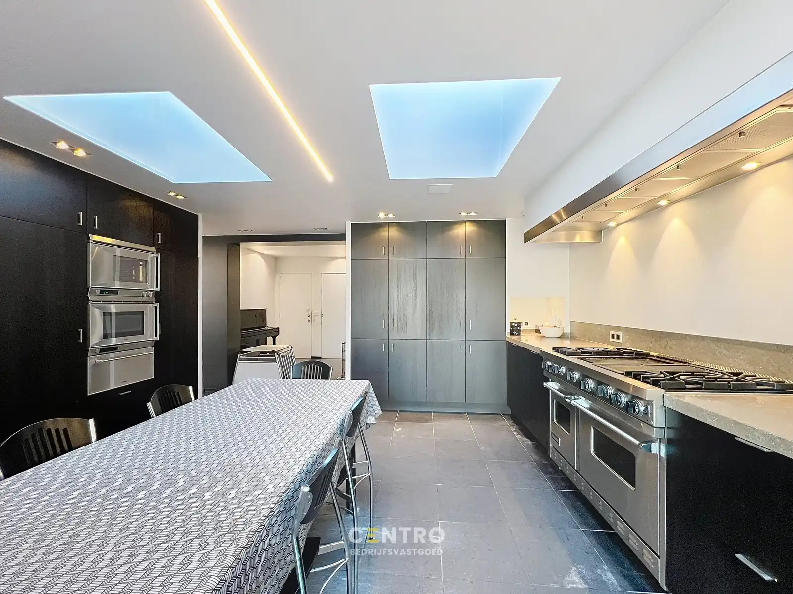 Luxueuze woning (4 slpks) + ruime showroom (of winkel, praktijkruimte, diensten, vrij beroep,...) met kantoor te Hooglede! foto 18