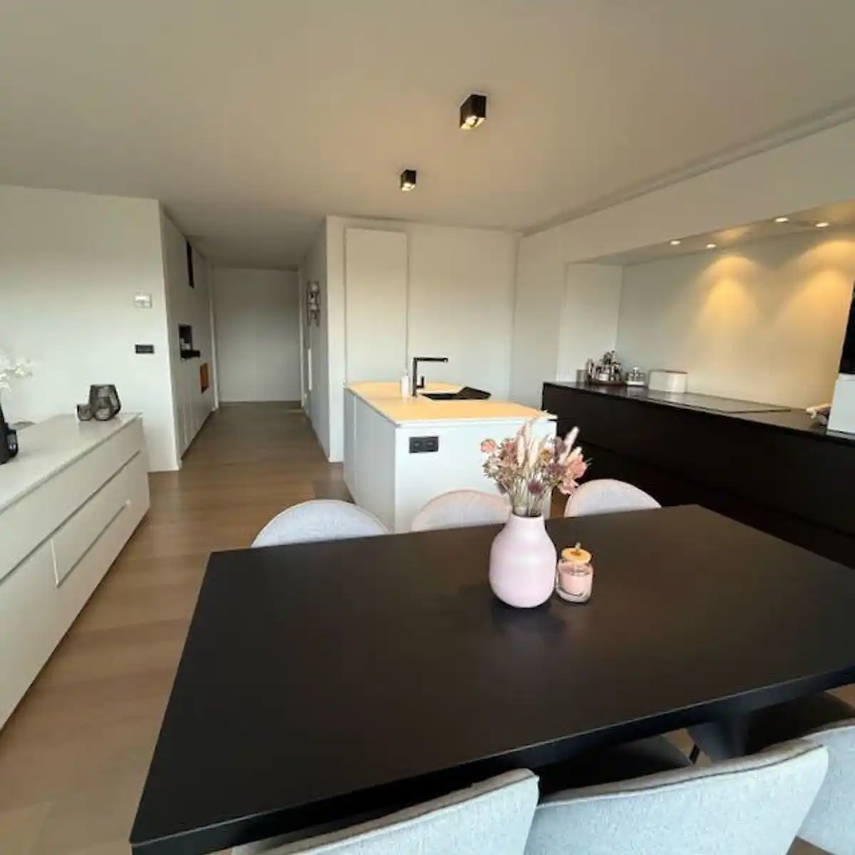 Luxueus appartement met riant terras en autostaanplaats foto 14