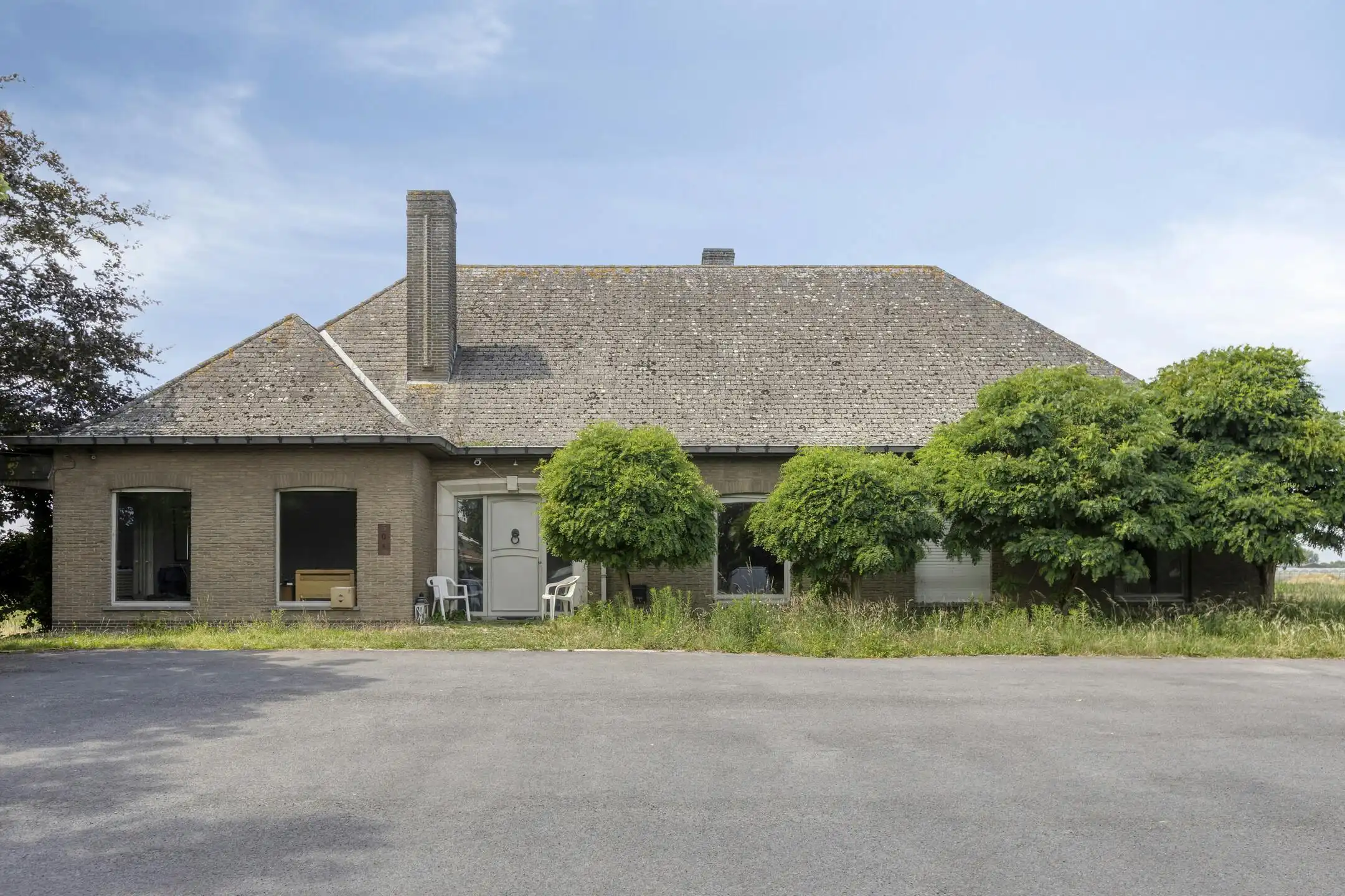 Halfopen bebouwing met 3 slaapkamers op een ruim perceel in Gits! foto 2