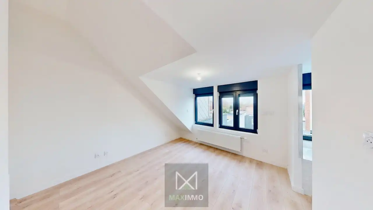 Totaal gerenoveerde woning met garage in het centrum van Lauwe foto 9