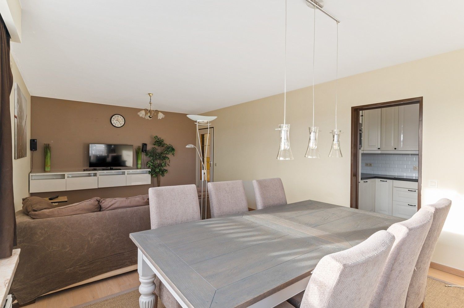 Gelijkvloers appartement met 2 SLPKS, een autostaanplaats en terras in Borgerhout! foto 3