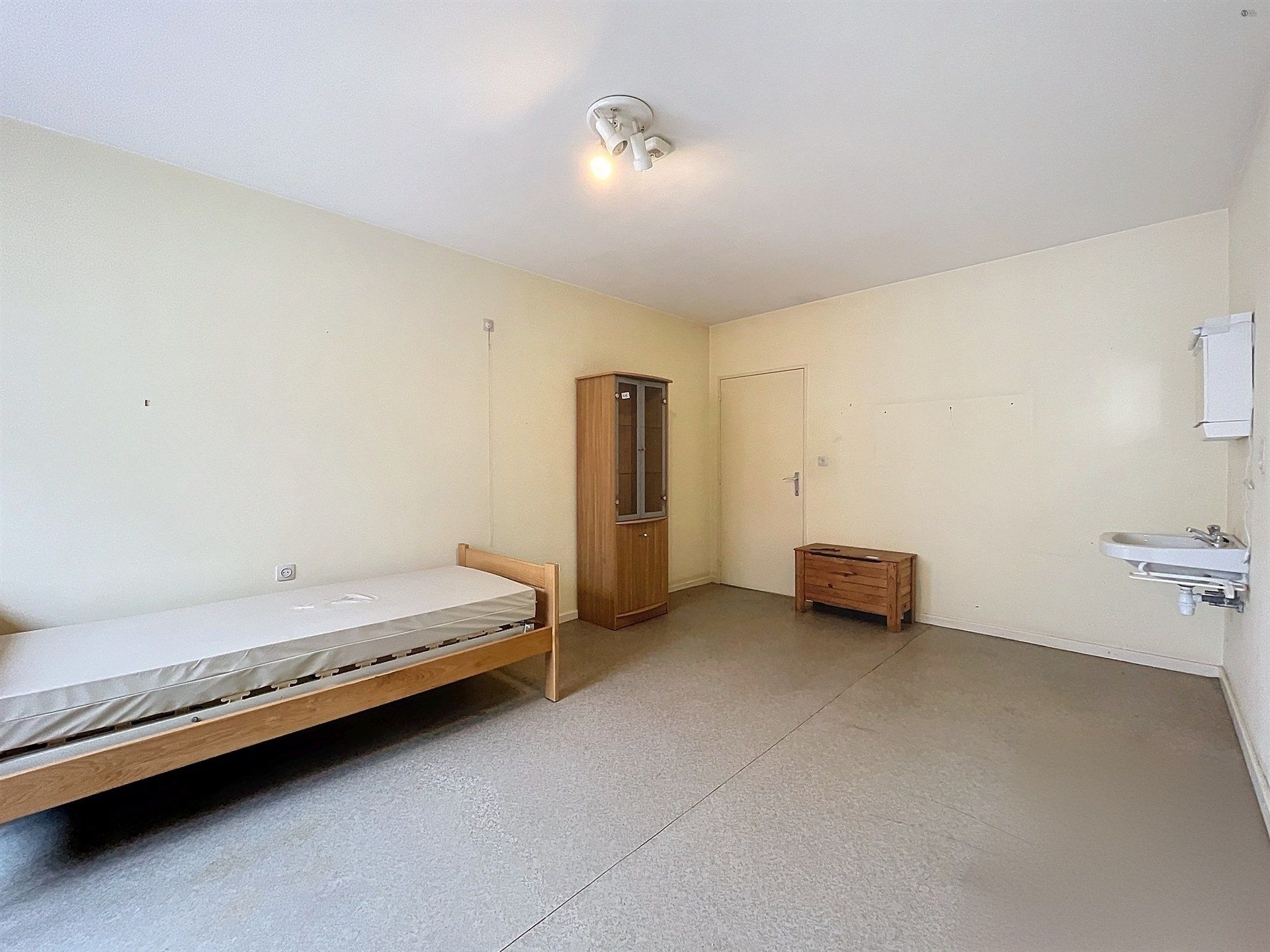 Riant huis (426m²) met 6 slaapkamers en dubbele garage nabij het centrum. foto 12