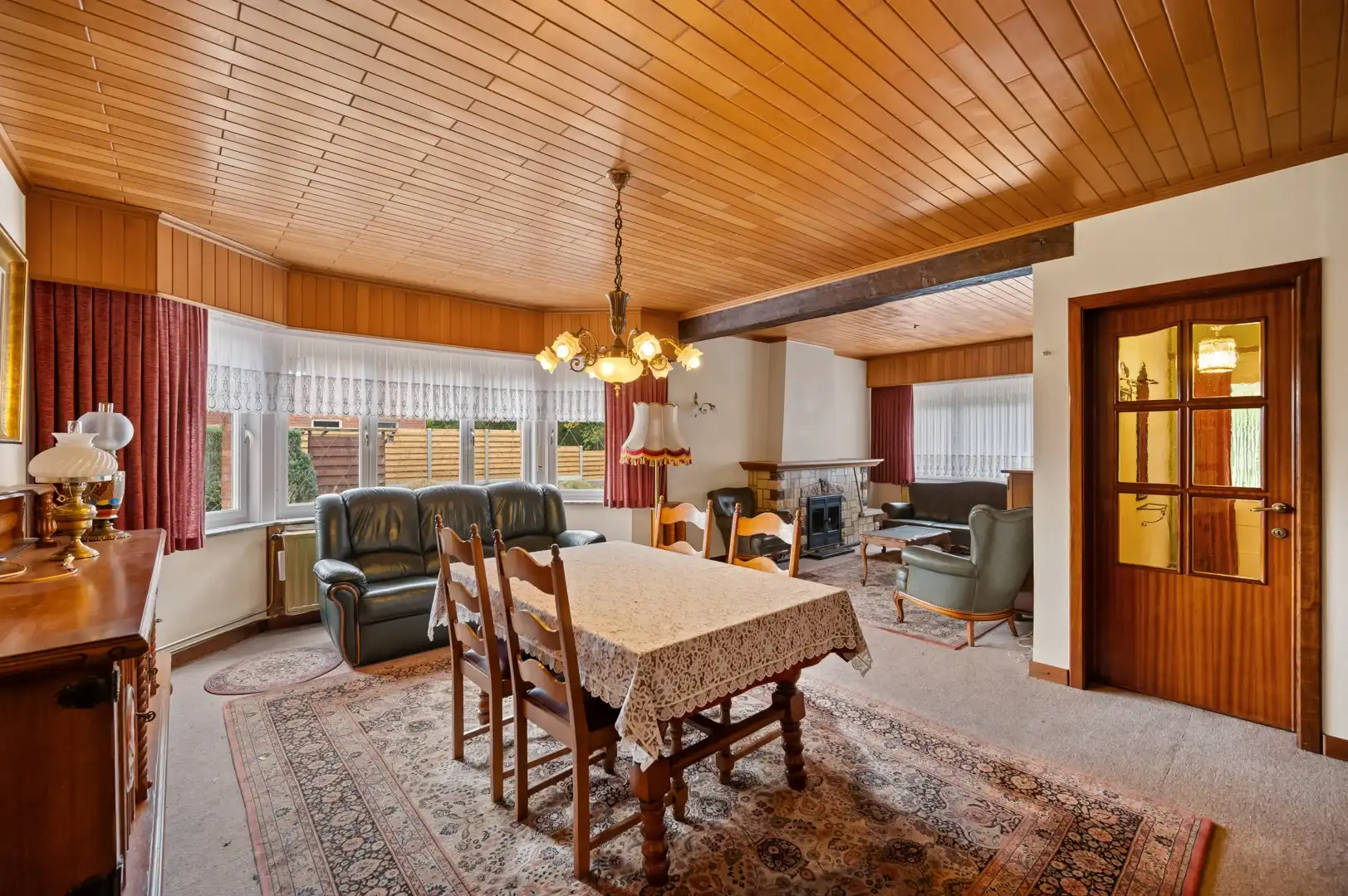 Renovatiewoning met grote tuin gelegen n een doodlopende straat over een bos foto 4