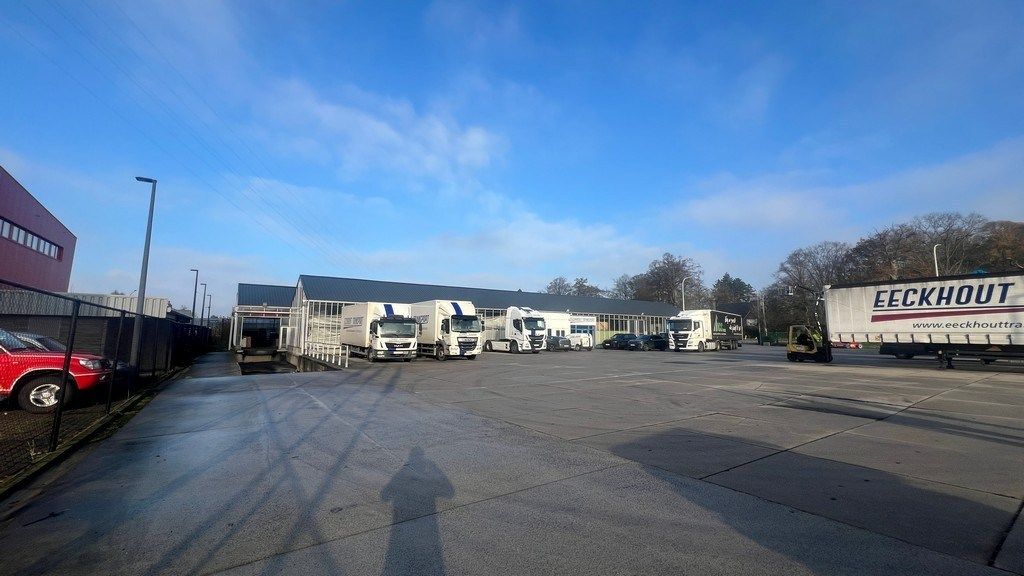 Strategisch gelegen magazijn met kantoor te huur in Merelbeke-Melle foto 2