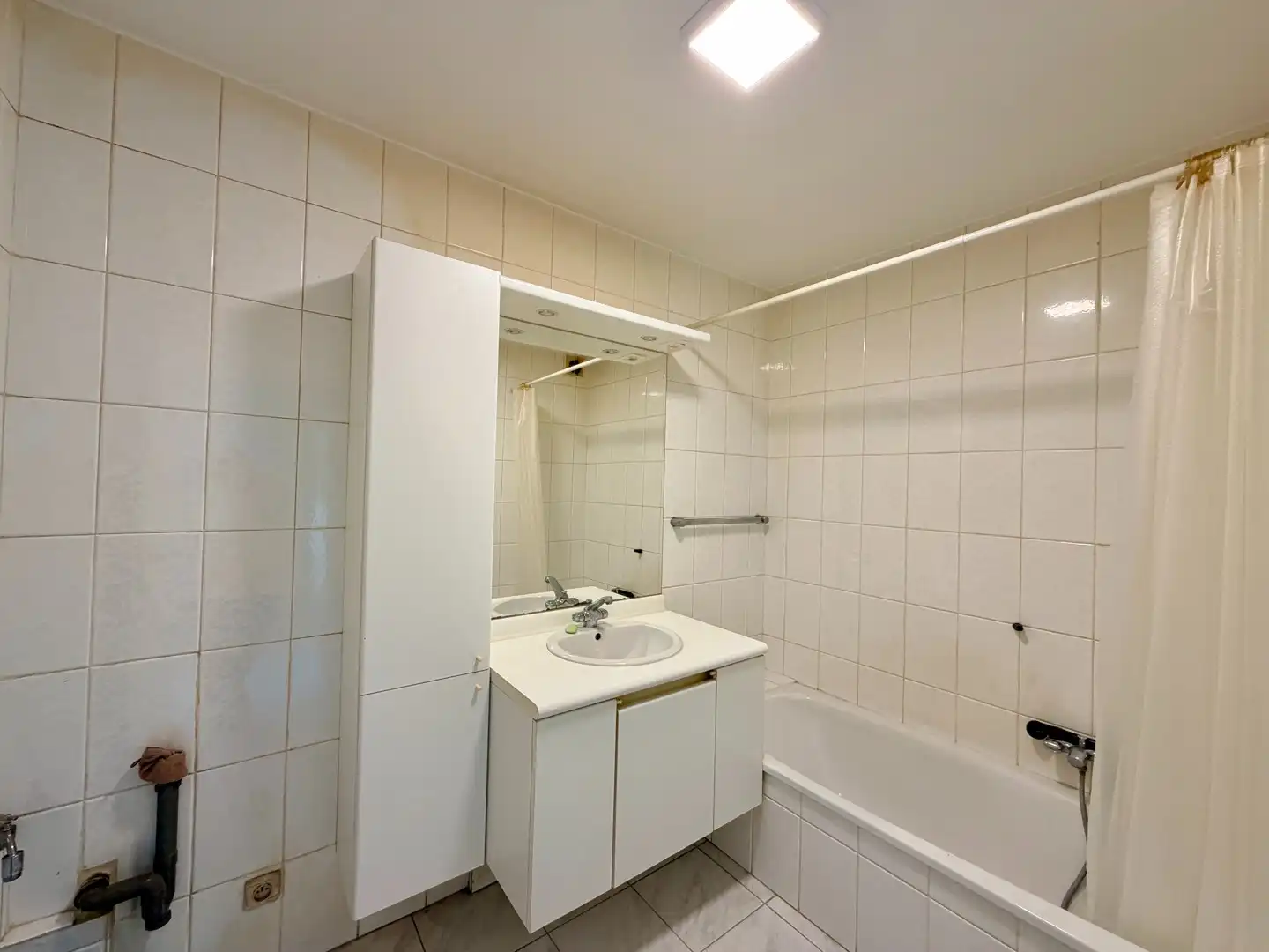 Instapklaar & centraal gelegen appartement met balkon te Roeselare! foto 6
