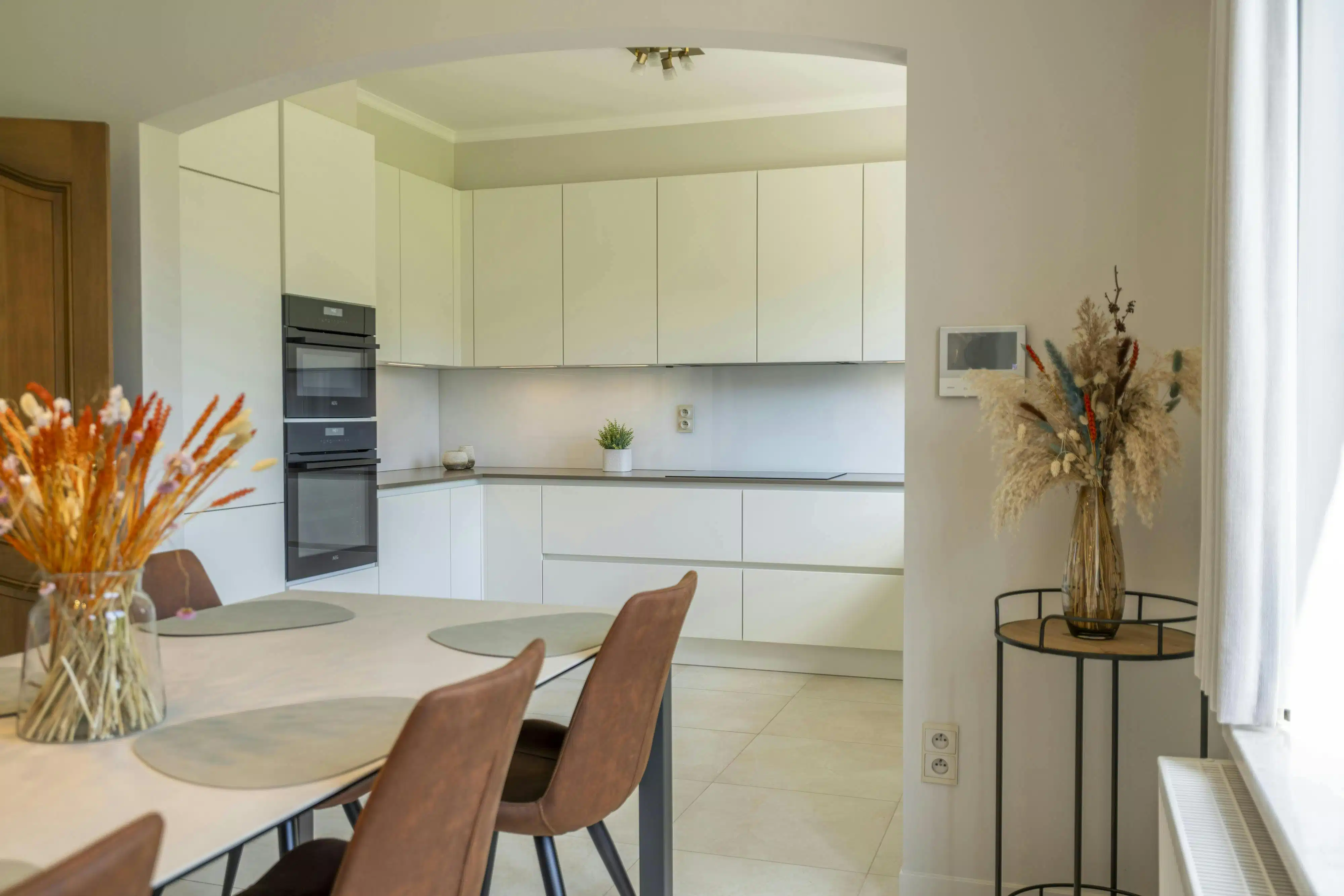 Statige open villa in woongebied met bijgebouw op ca. 2900m² foto 4