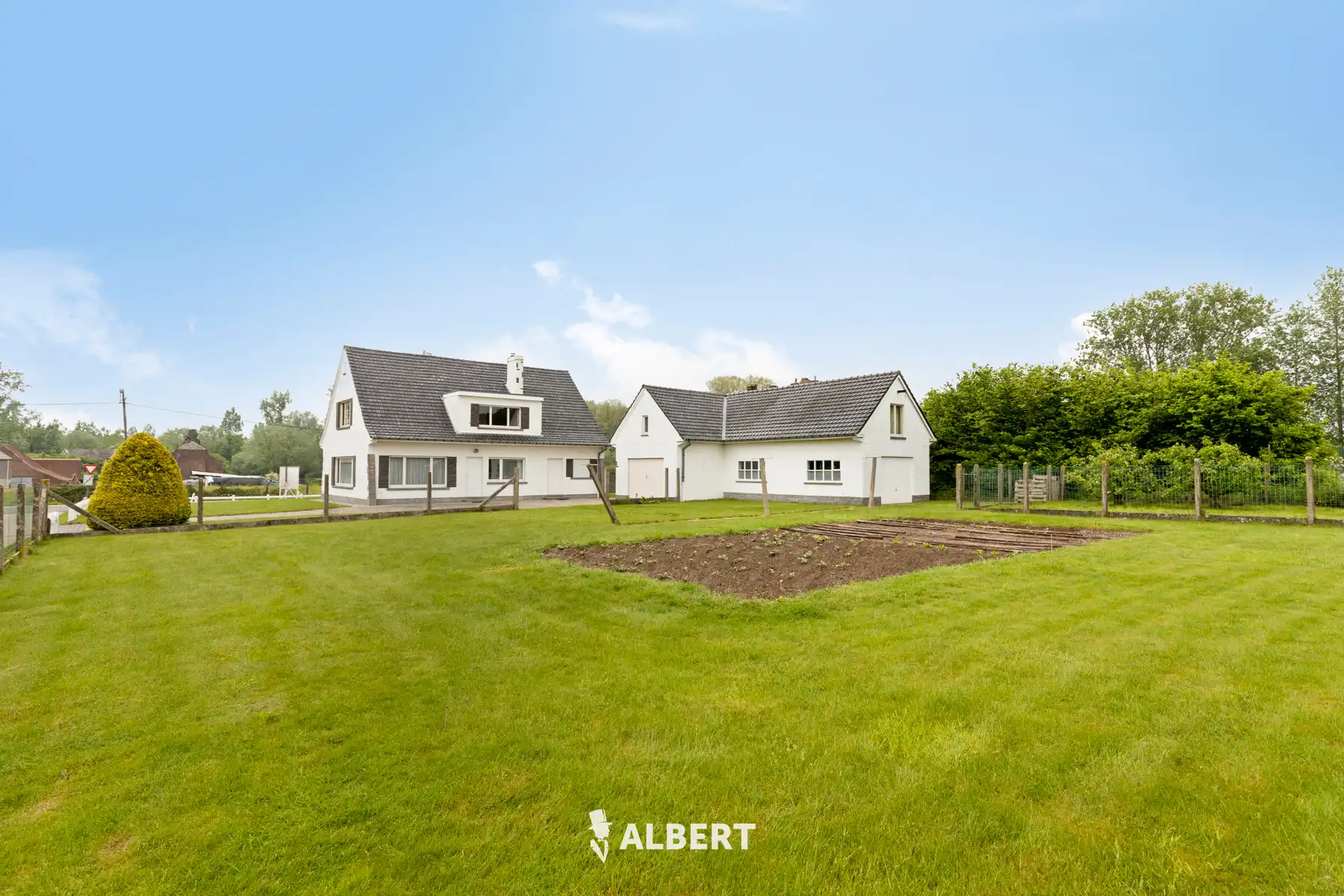 Landelijke woning met bouwgrond, bijgebouw en weideland foto 17