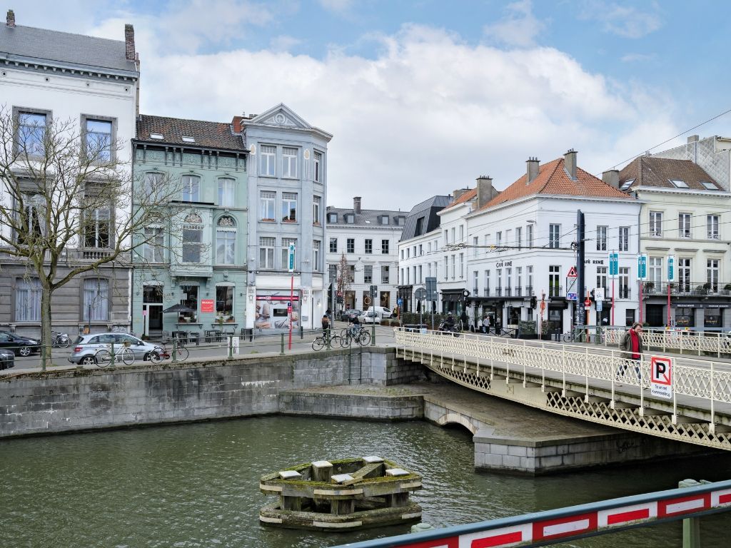 Recollettenlei – Op te frissen appartement met prachtig zicht op het water en oud justitiepaleis. foto 7