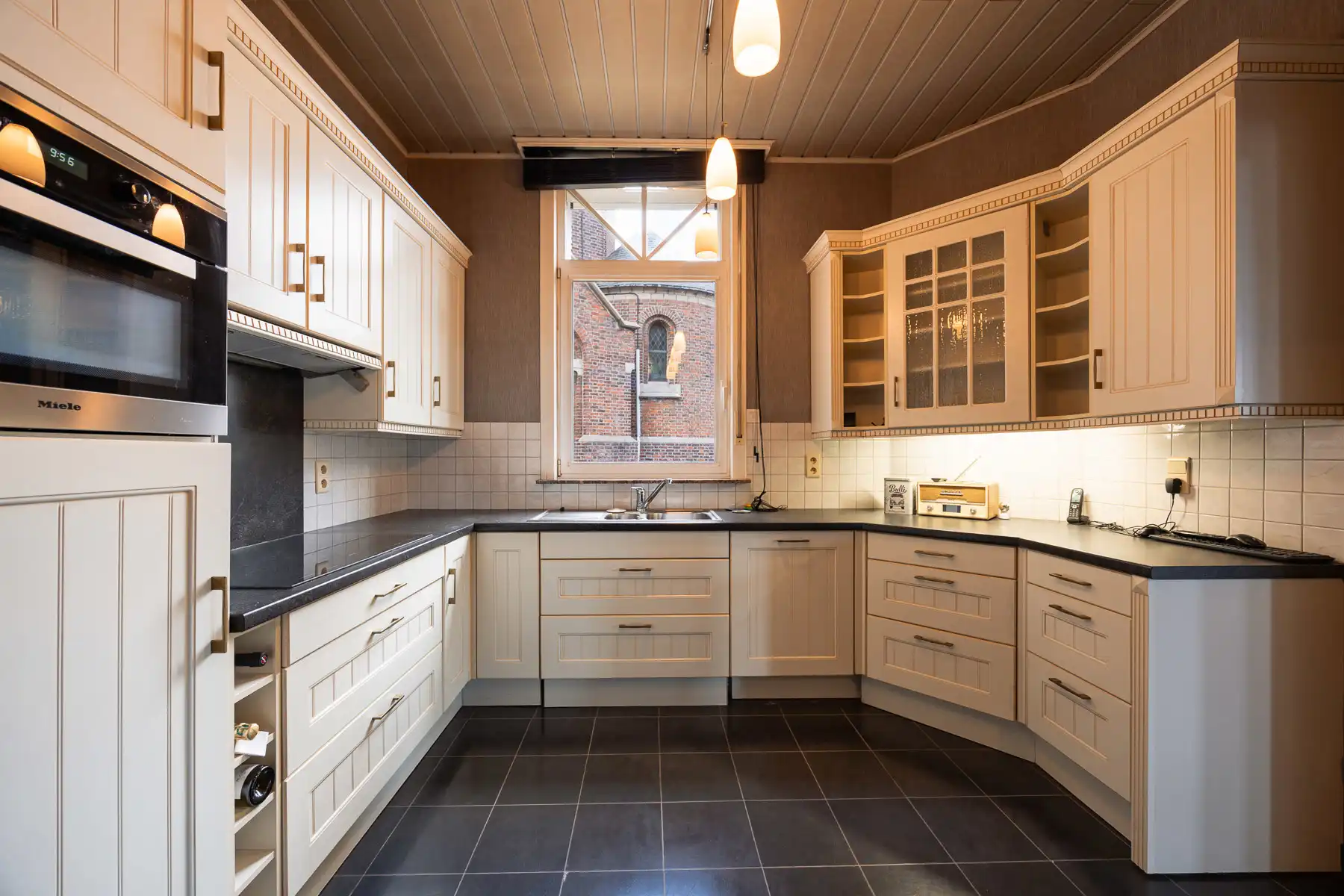 Veelzijdig handelspand met ruime woning op toplocatie foto 7