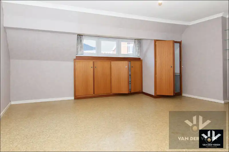 Ruime en goed gelegen te moderniseren rijwoning met gezellige binnekoer, garage en/of atelier foto 21