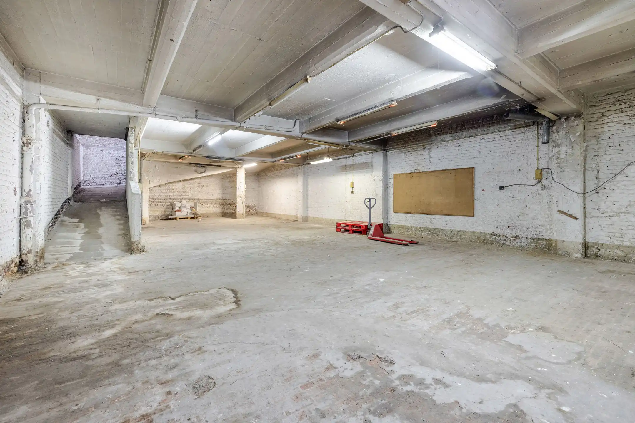 Werkplaats/magazijn van ± 530 m² met kantoor van ± 35 m² foto 14