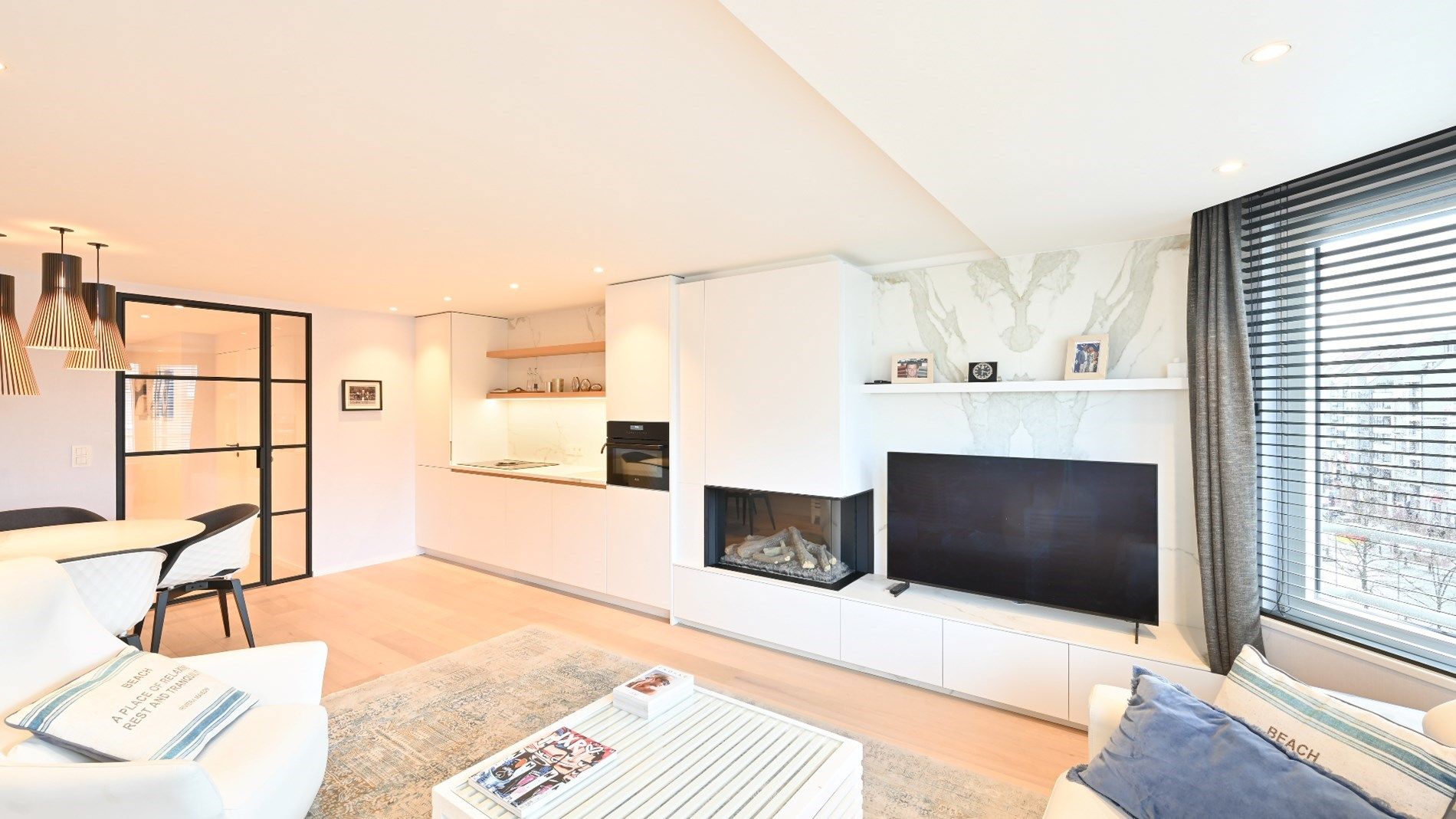 Luxueus afgewerkt appartement, zeer centraal gelegen aan de zonnekant van de Lippenslaan. foto 3