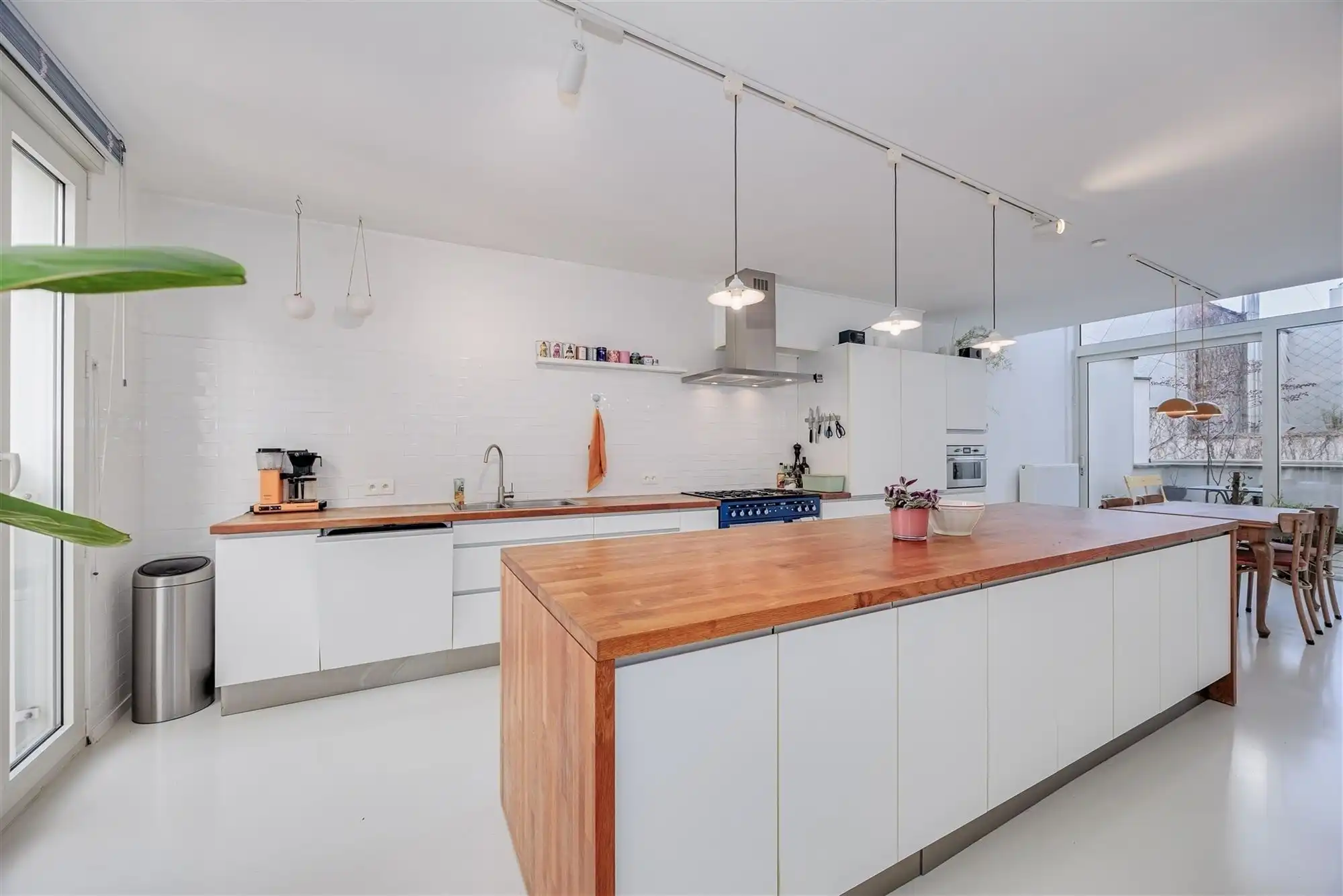 Prachtige woning met 3 slk en groot terras aan levendig plein foto 3