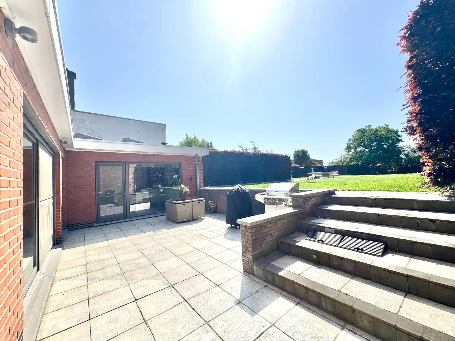 BREDE GEVEL- WOONST| HANDELSGELIJKVLOERS OF KANTOOR| DUBBELE GARAGE | TUIN |1.055 M² foto 5