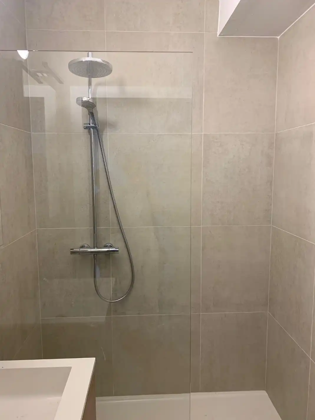 Ongemeubeld éénslaapkamer-appartement met frontaal zeezicht foto 12