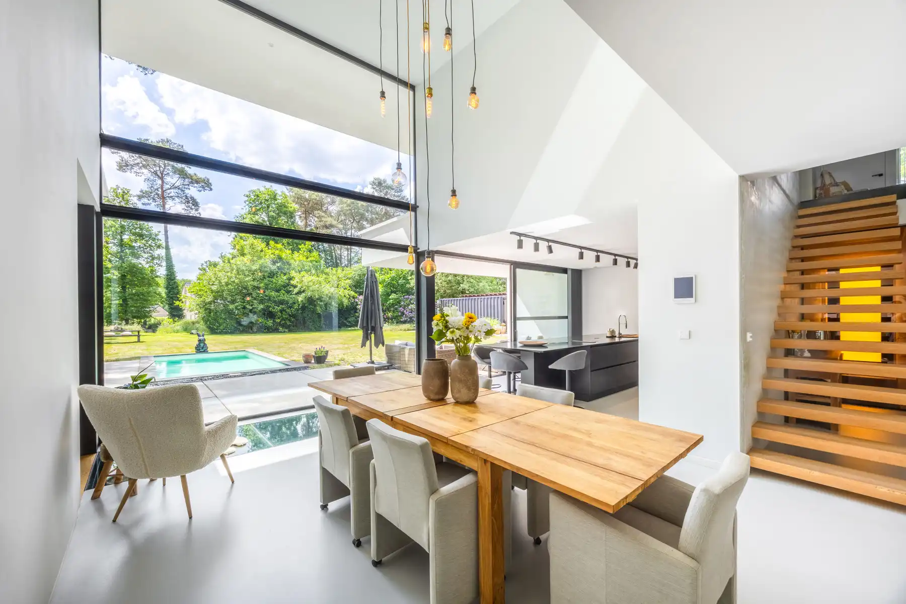 Ruime moderne luxe villa met zwembad op ca. 2339 m². foto 8