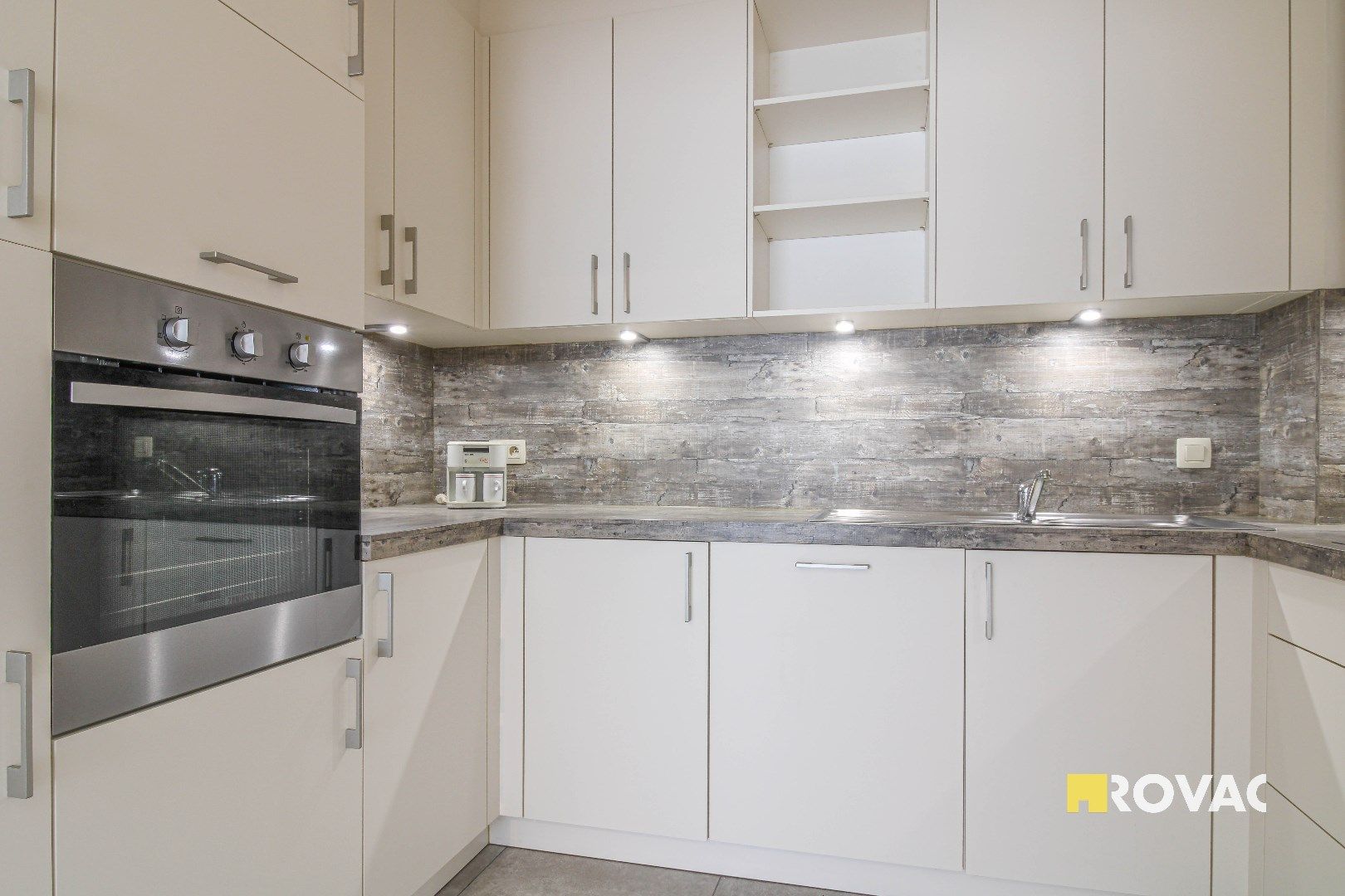 Volledig gerenoveerd appartement op het gelijkvloers - in zeer rustige omgeving! foto 5