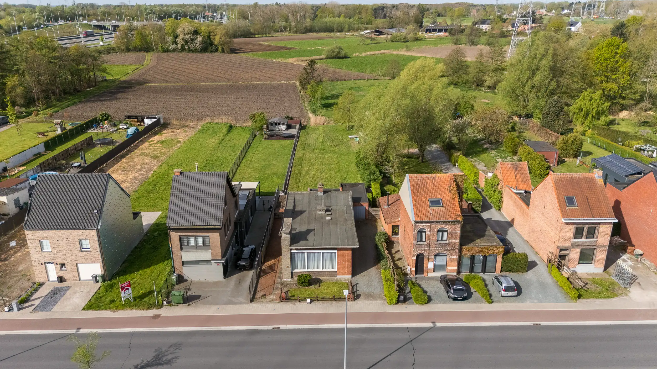 Hoofdfoto van de publicatie: Karakteristieke, lichtrijke bungalow op groot perceel
