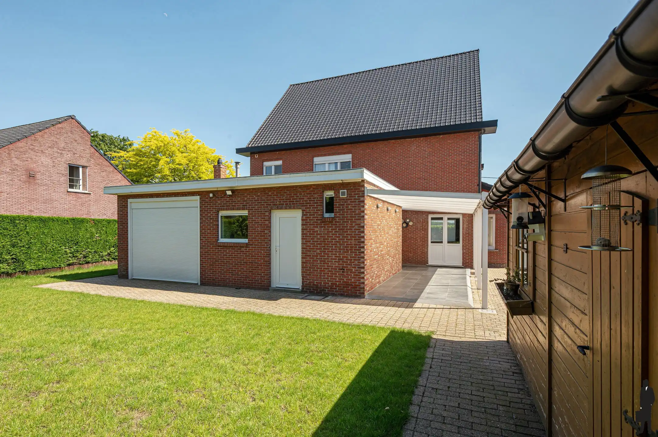 Rustig gelegen ruime gezinswoning met maar liefst 7 slaapkamers foto {{pictureIndex}}