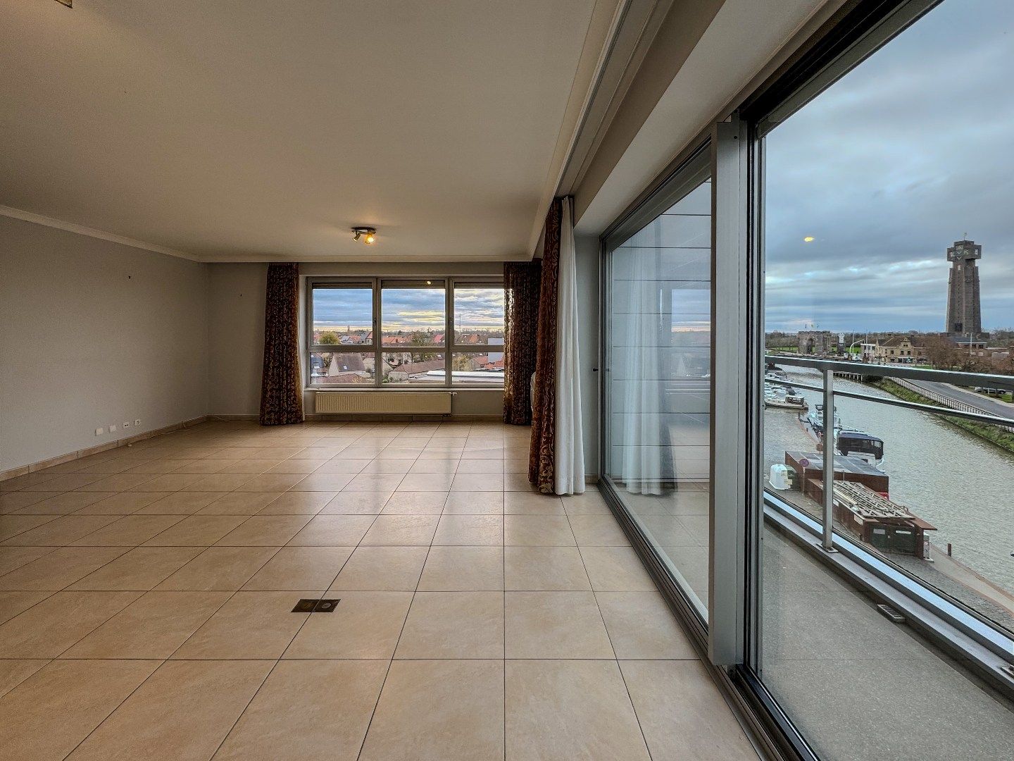 Ruim appartement met 2 slaapkamers en terras met prachtige vergezichten! foto 8