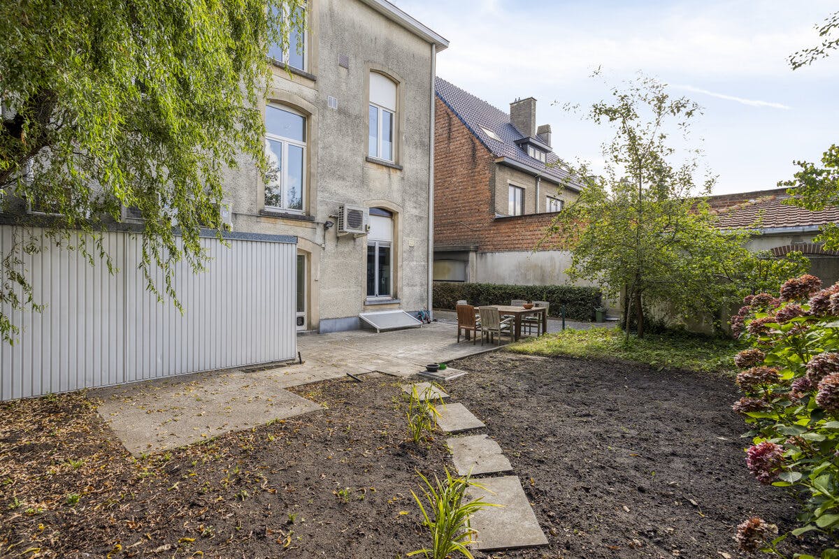 Mooie herenwoning in Schellebelle te koop met tuin en garage foto 2