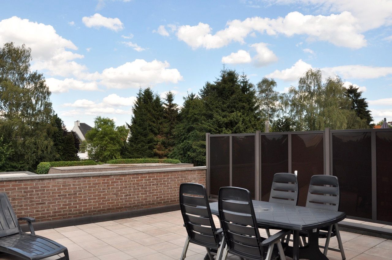 Ruim en licht duplex app met 4 slk, groot terras en garagebox foto 3