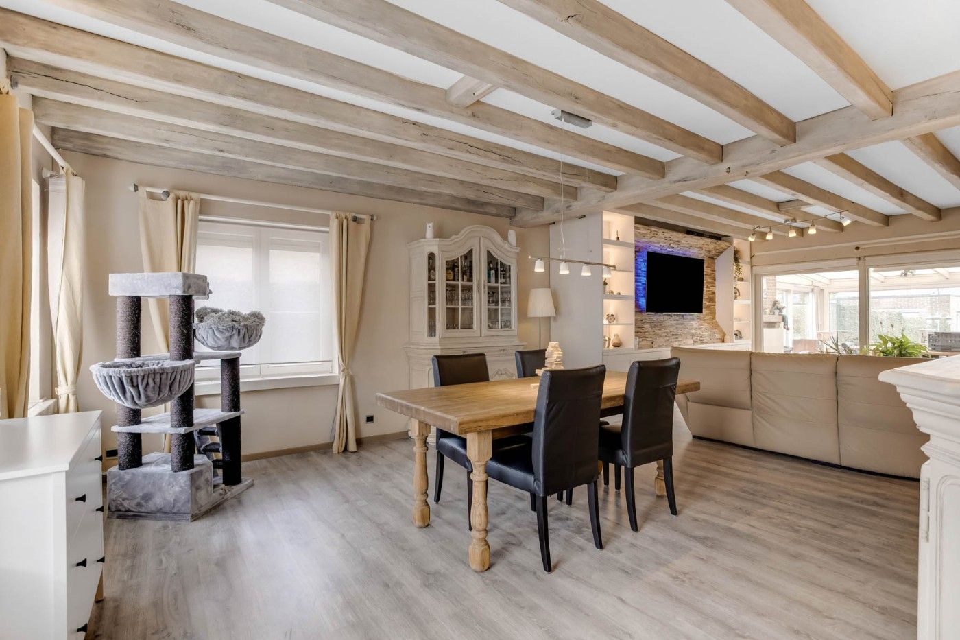 Riante, instapklare woning met 6 slpk., tuin en garage op 3115m² foto 3