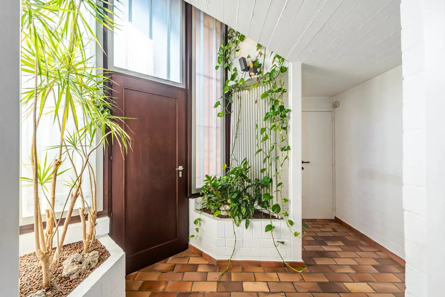 Modernistische, lichtrijke villa met 3 slaapkamers, kantoor en zuidgerichte tuin op toplocatie in groene rand rond Brussel! foto 4
