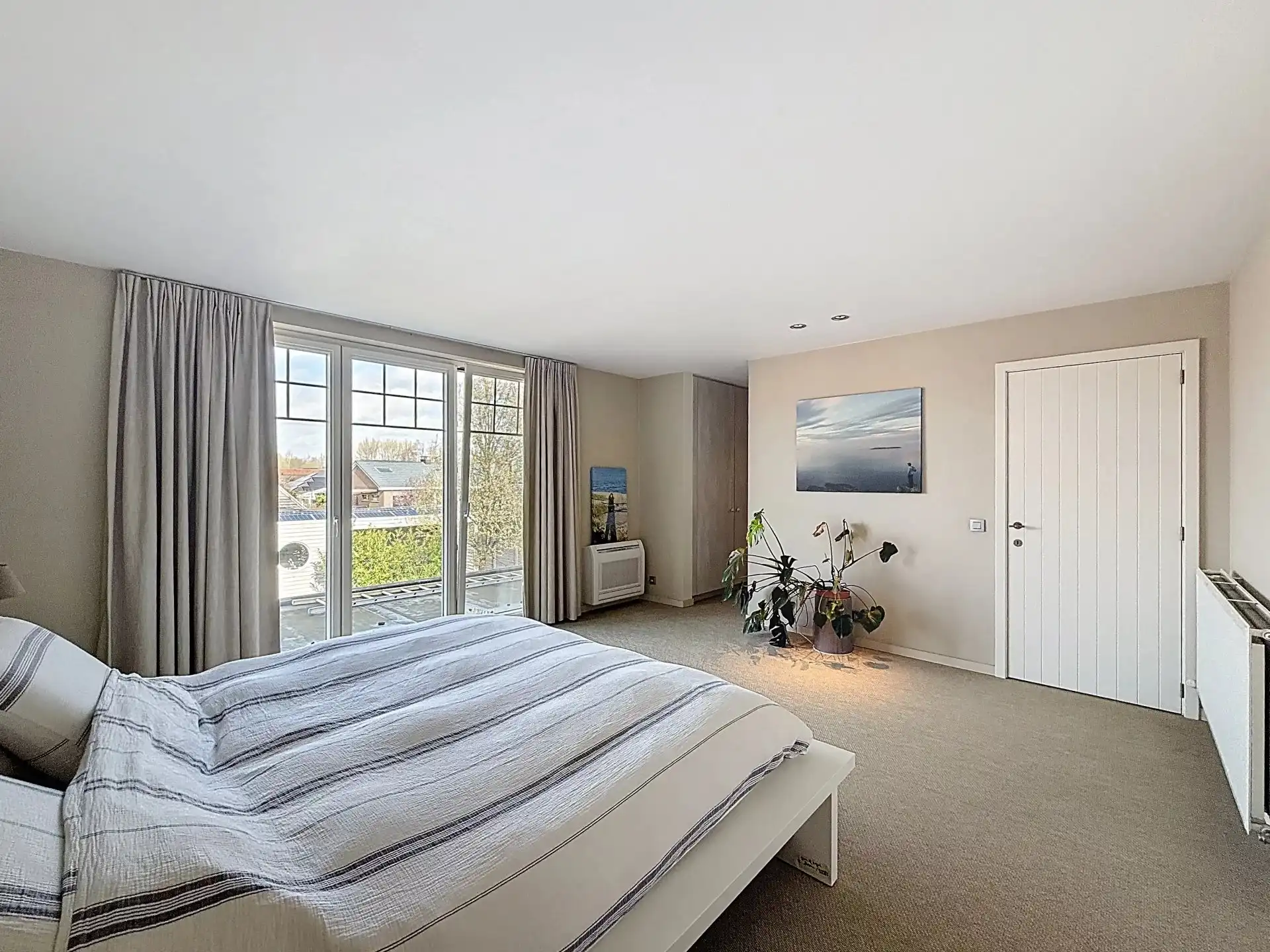 Prachtige luxueus ingerichte woning met 4 slaapkamers en 2 badkamers op een mooi perceel met bijgebouw. foto 21