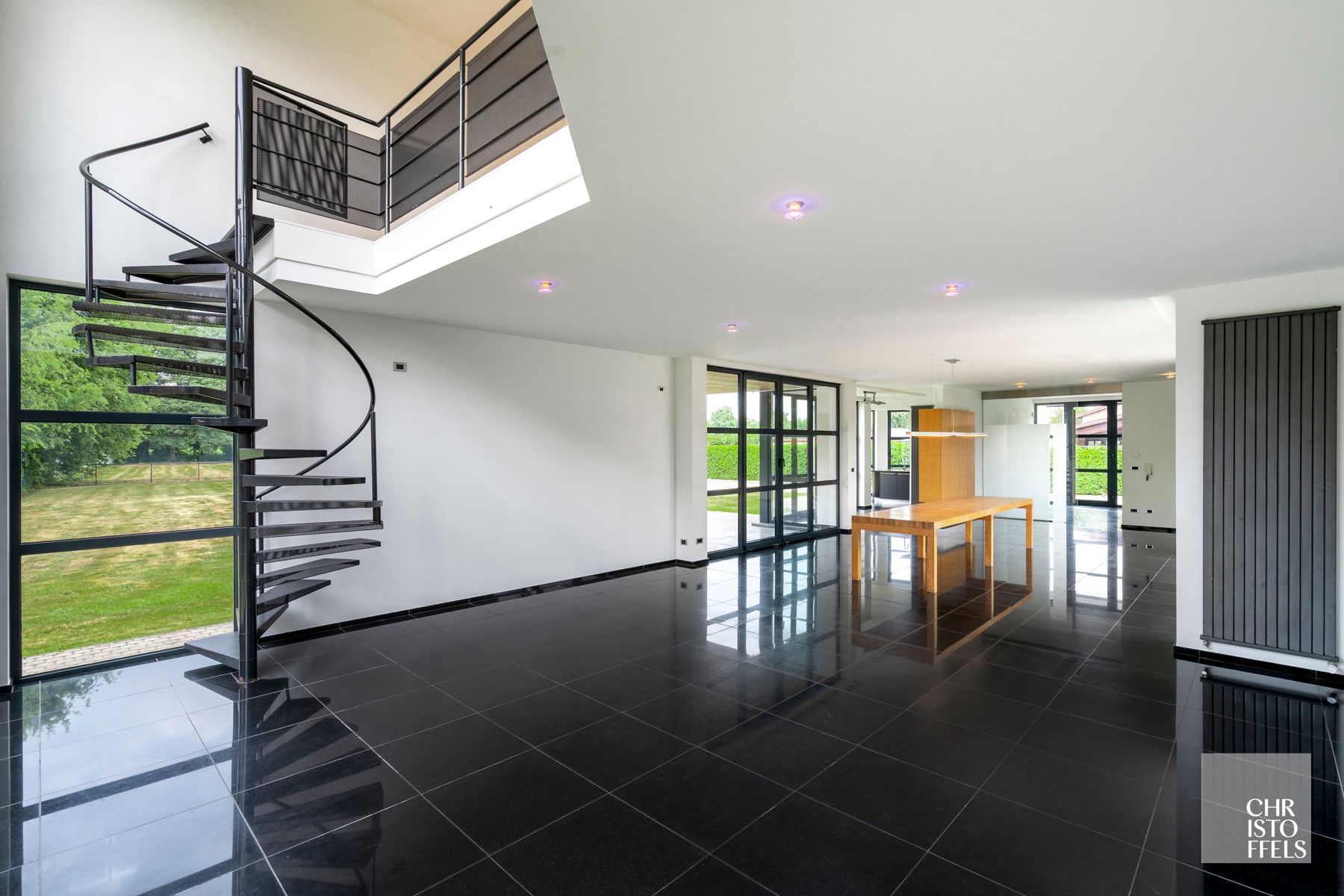 Tijdloze villa (405 m²) met zwembad, magazijn en weiland op 4.858 m²! foto 2