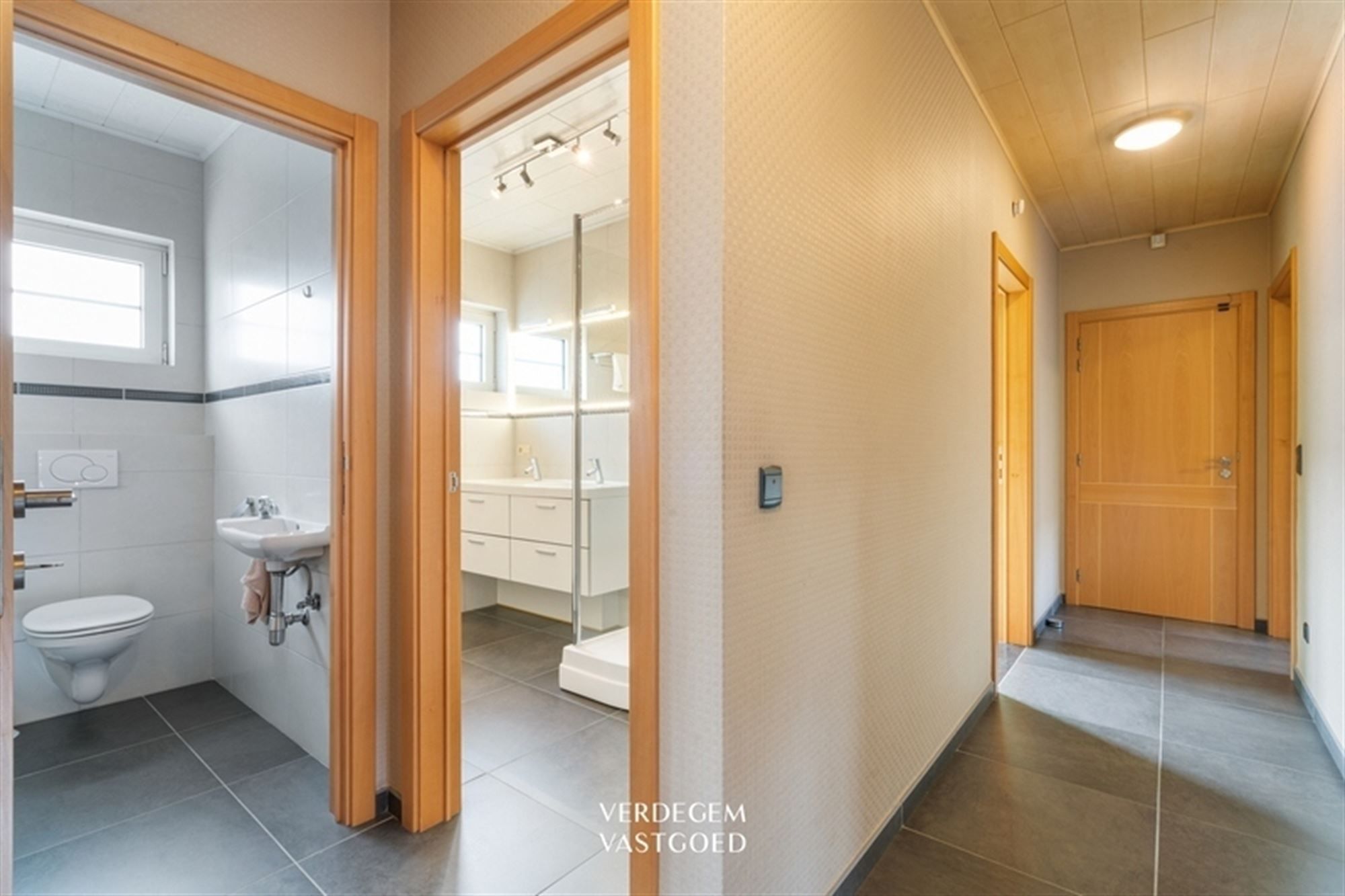 Bungalow met 4 slaapkamers en 2 garages op perceel van 1.029m² foto 7