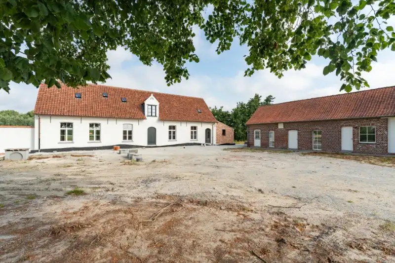 Prachtige casco hoeve op unieke locatie in Moorslede foto {{pictureIndex}}