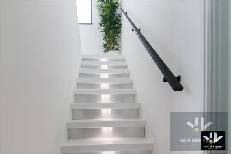 Knap afgewerkte, energiezuinige en ruime woning met vier slaapkamers, guesthouse/praktijkruimte op een centrale (maar toch bosrijke!) locatie te As foto 13