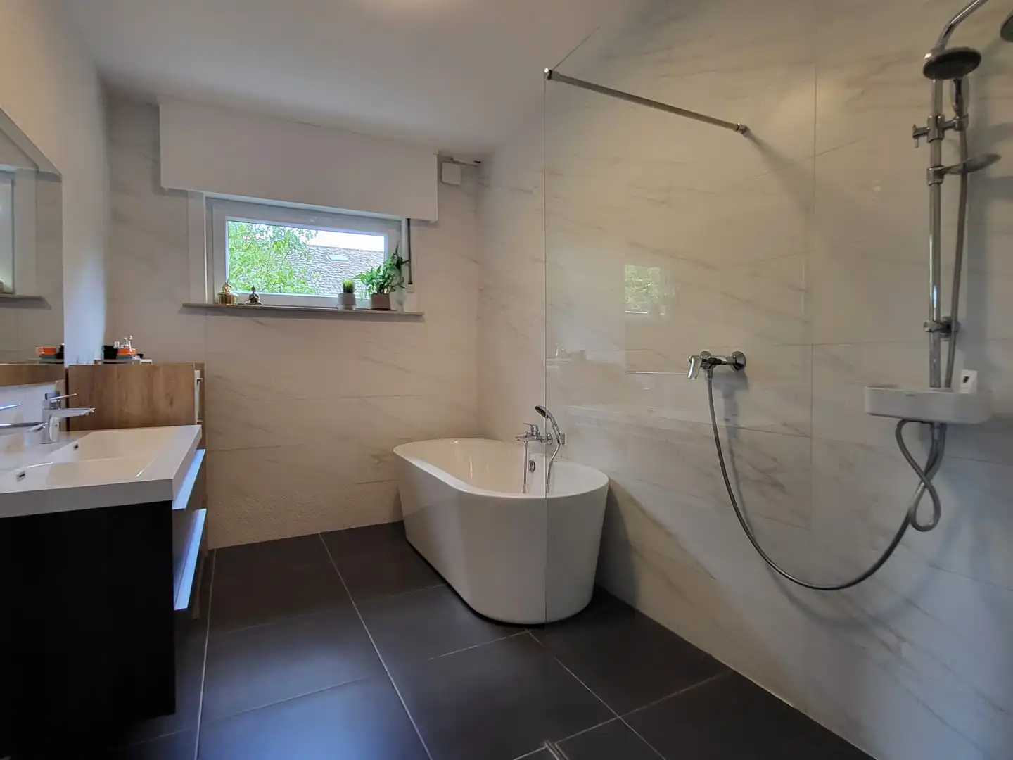 In een landelijke omgeving bevindt zich deze grondig gerenoveerde woning op een mooi perceel van 1.102 m². foto 23