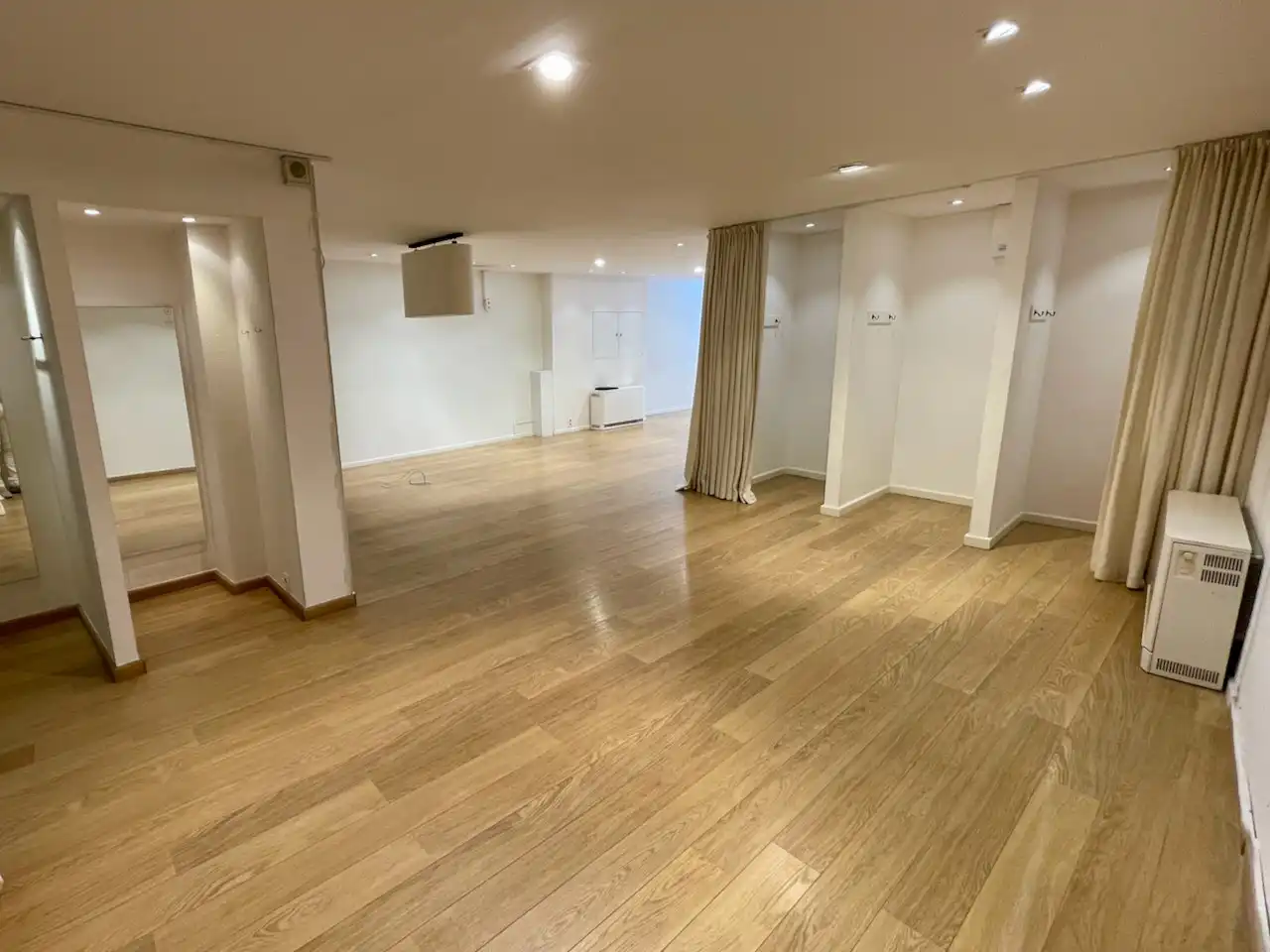 HANDELSPAND MET RUIME KELDER GELEGEN IN DE DRUKSTE WINKELSTRAAT VAN SINT-TRUIDEN foto 8