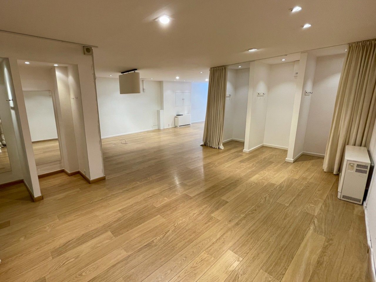 HANDELSPAND MET RUIME KELDER GELEGEN IN DE DRUKSTE WINKELSTRAAT VAN SINT-TRUIDEN foto 8